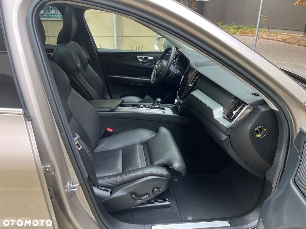 Volvo XC 60 B5 B AWD Ultimate Bright - 8