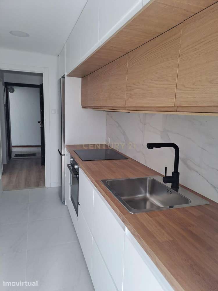 T2 Totalmente Remodelado em Almada | Luminosidade, Conforto e Localiza - Grande imagem: 3/25