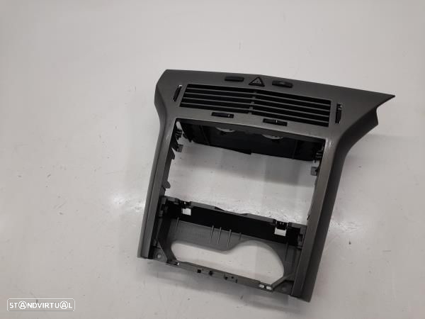 Moldura / Estrutura Consola Central / Rádio Opel Astra H Três Volumes - 2