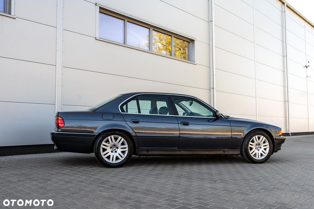 BMW Seria 7 740i V8 - 2