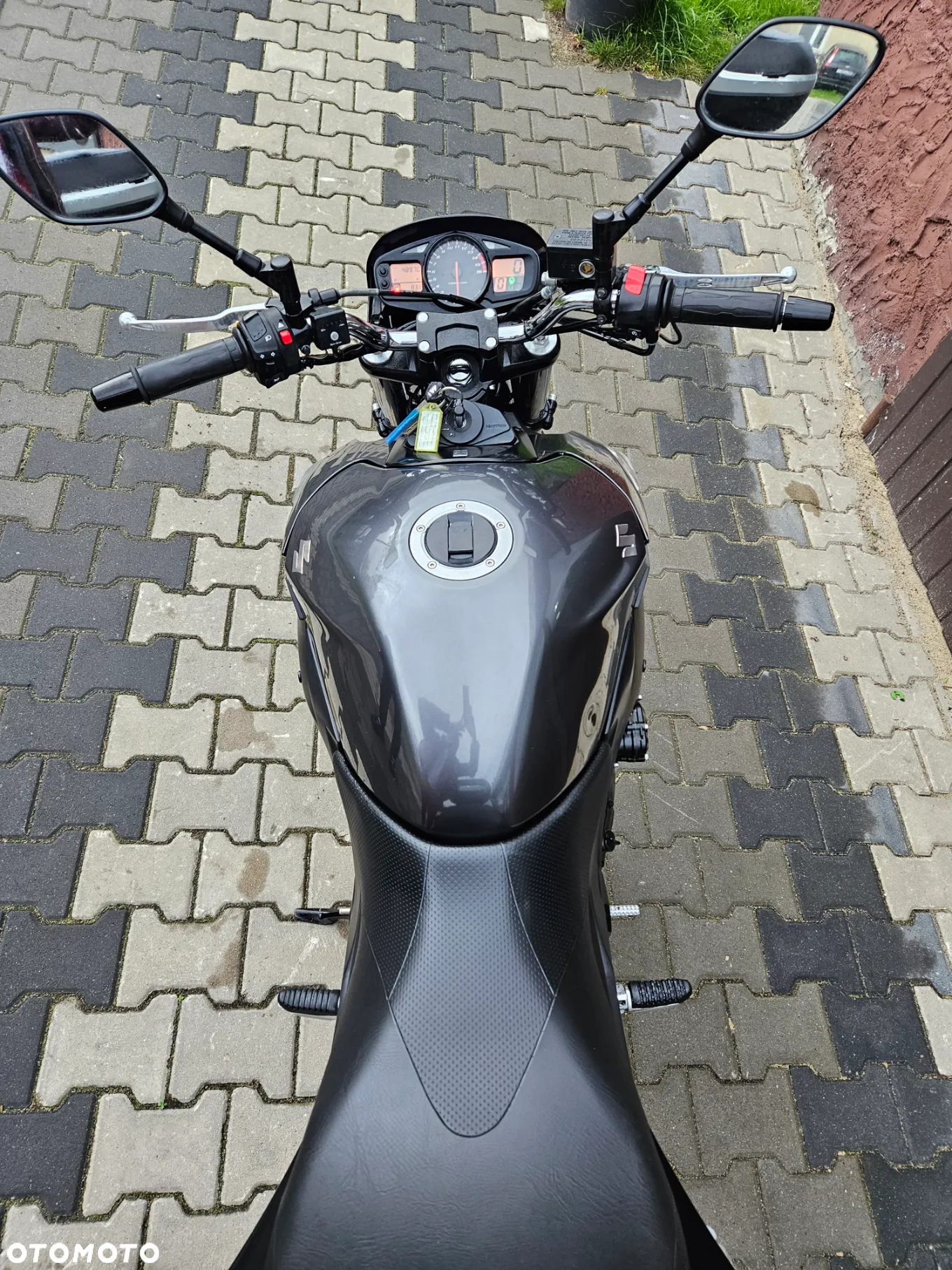Suzuki GSR - 8