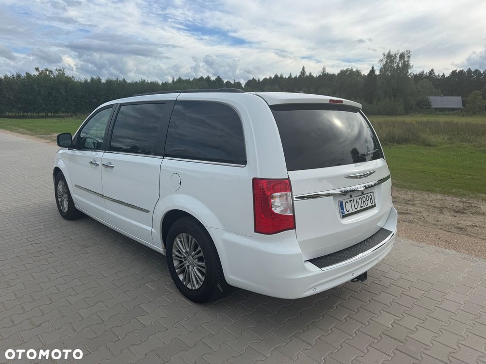 Chrysler Town & Country - 12