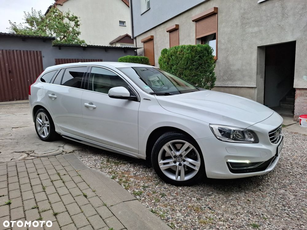 Volvo V60 D6 AWD Plug-in Hybrid Momentum - 27