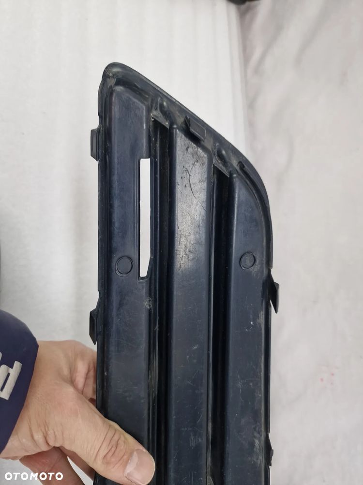 AUDI A3 8P0 LIFT 08- LEWA KRATKA BOCZNA ZDERZAKA PRZEDNIEGO PRZÓD , NR 8P0807681H , NR AUKCJI E/18 - 6