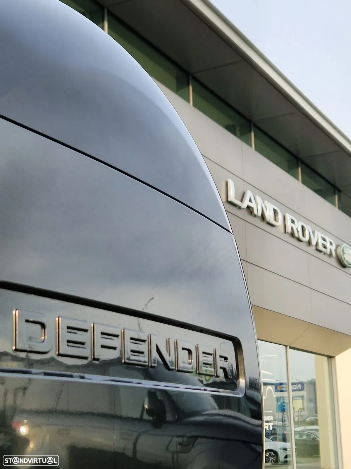 Land Rover Defender 2.0 P300e 110 AWD X-Dynamic SE - 9