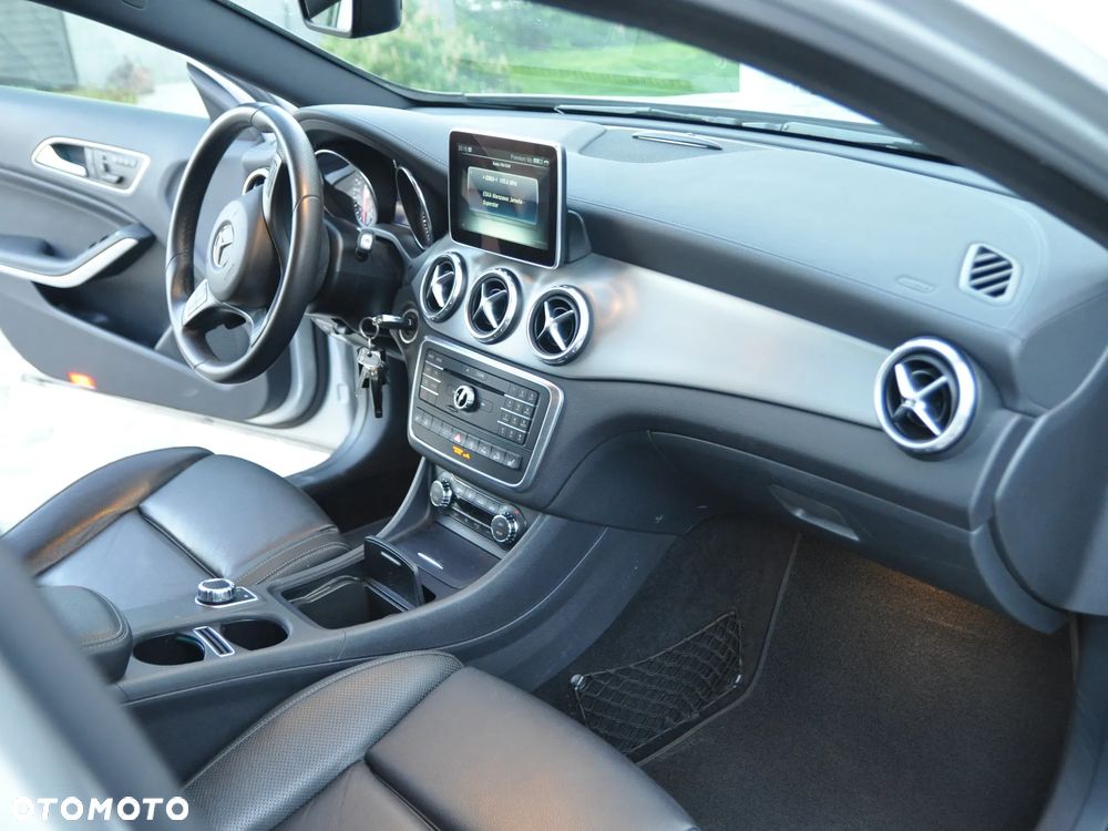 Mercedes-Benz GLA 250 4Matic 7G-DCT UrbanStyle Edition - 9