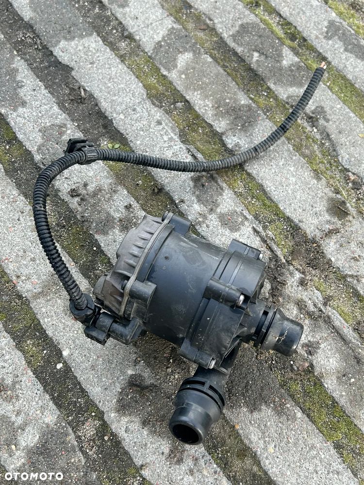 POMPA WODY BMW G30 G11 G12 8482744 - 1
