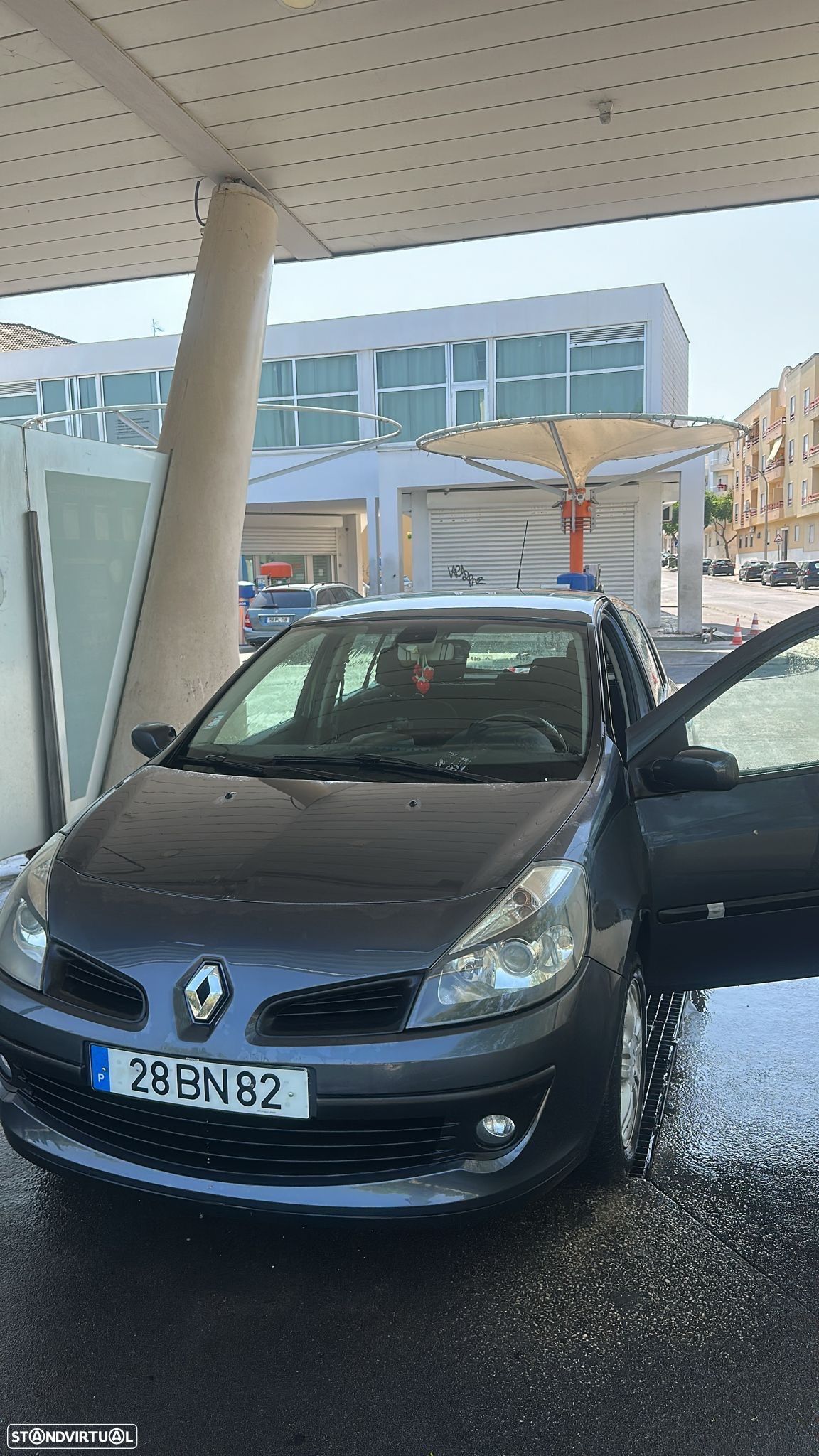 Renault Clio 1.2 16V Confort - 1