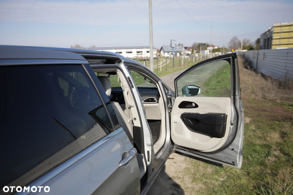 Chrysler Pacifica - 11