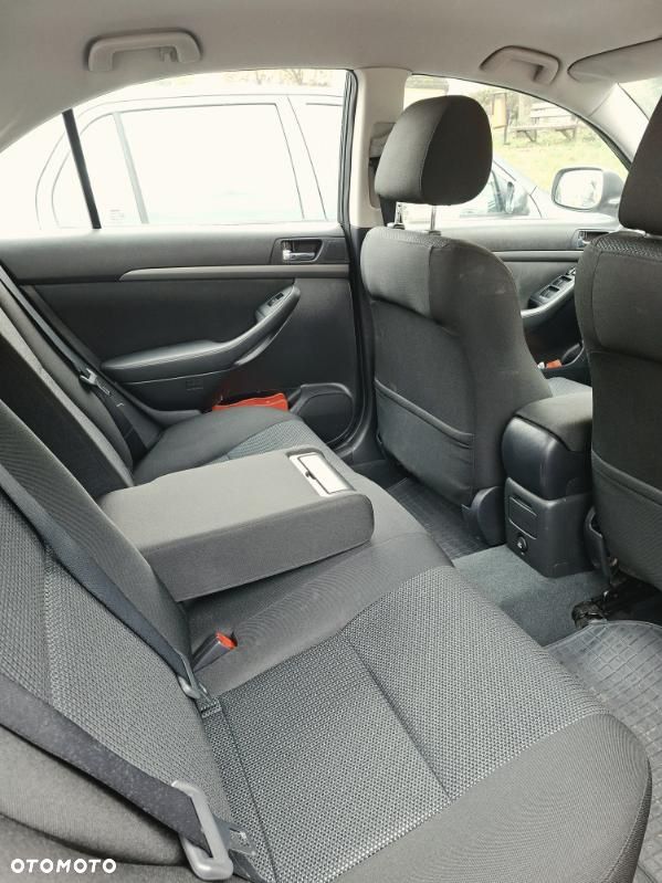 Toyota Avensis - 8
