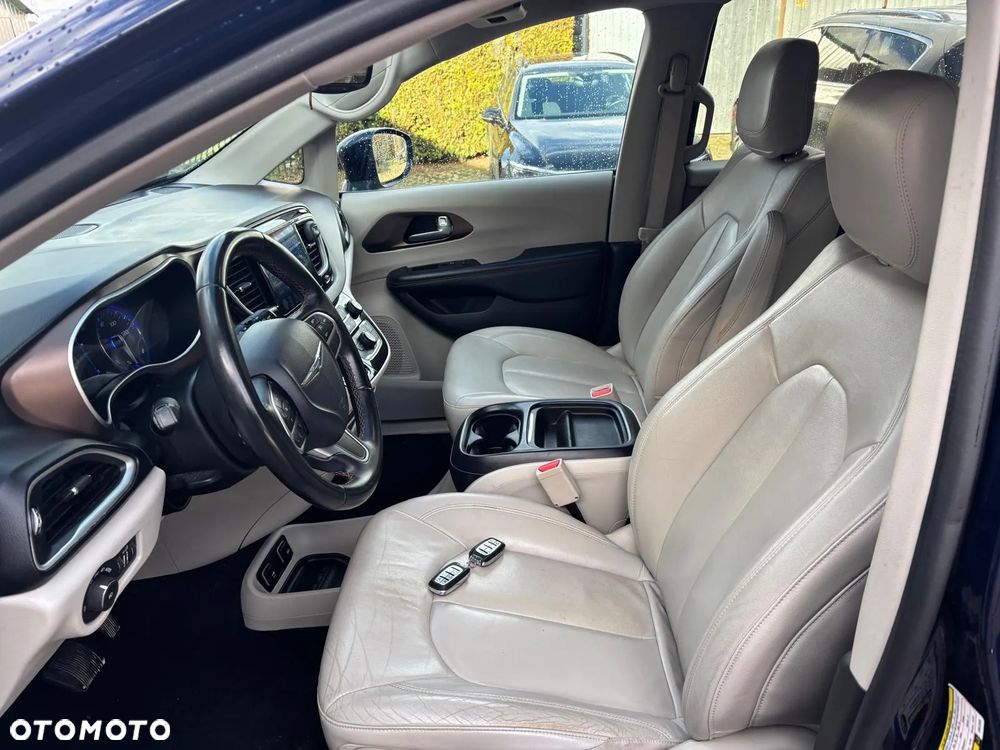 Chrysler Pacifica - 2