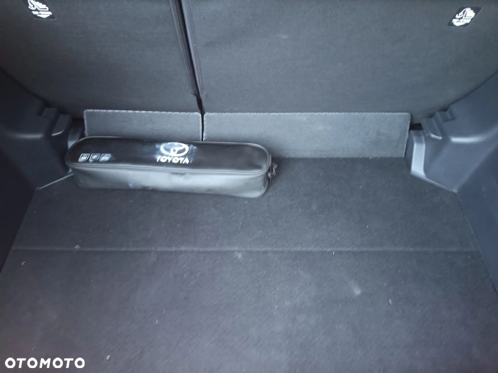 Toyota Yaris Hybrid 100 Premium - 29