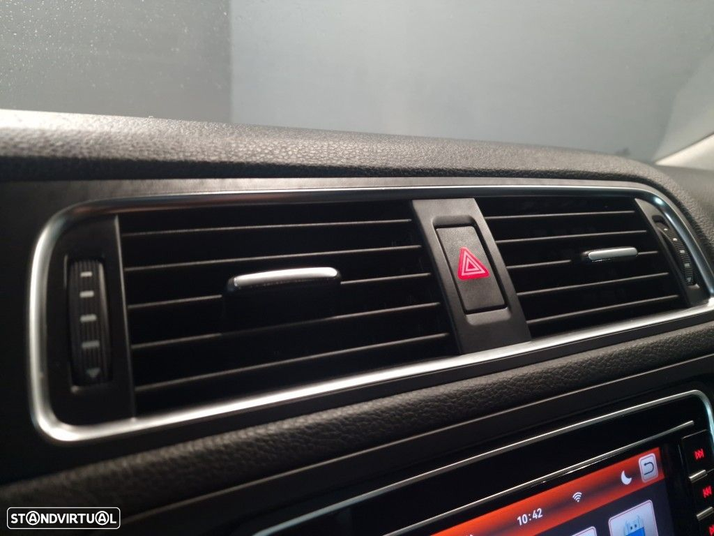 VW Jetta 1.6 TDi Highline - 27
