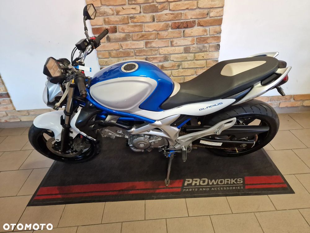 Suzuki Gladius - 7