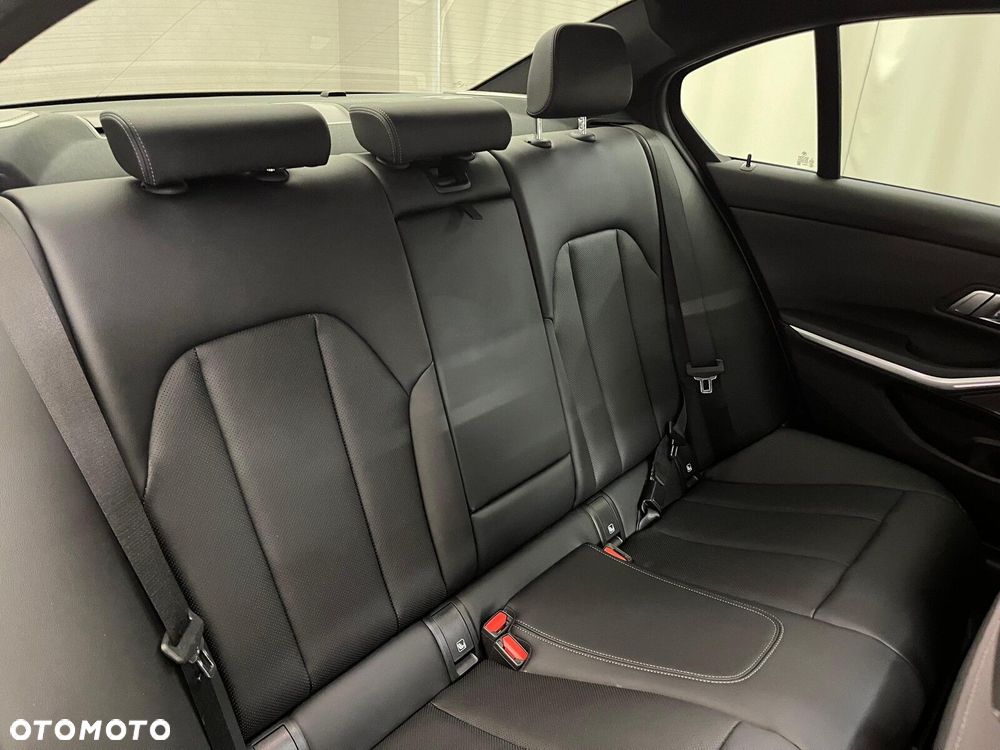 BMW Seria 3 320d xDrive M Sport sport - 35