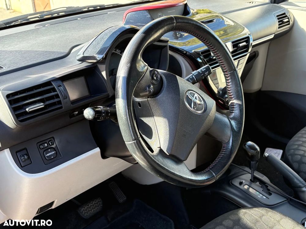 Toyota iQ - 6