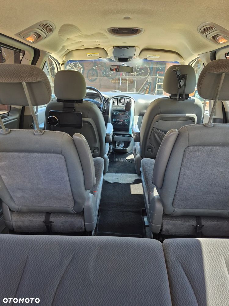 Chrysler Town & Country - 6