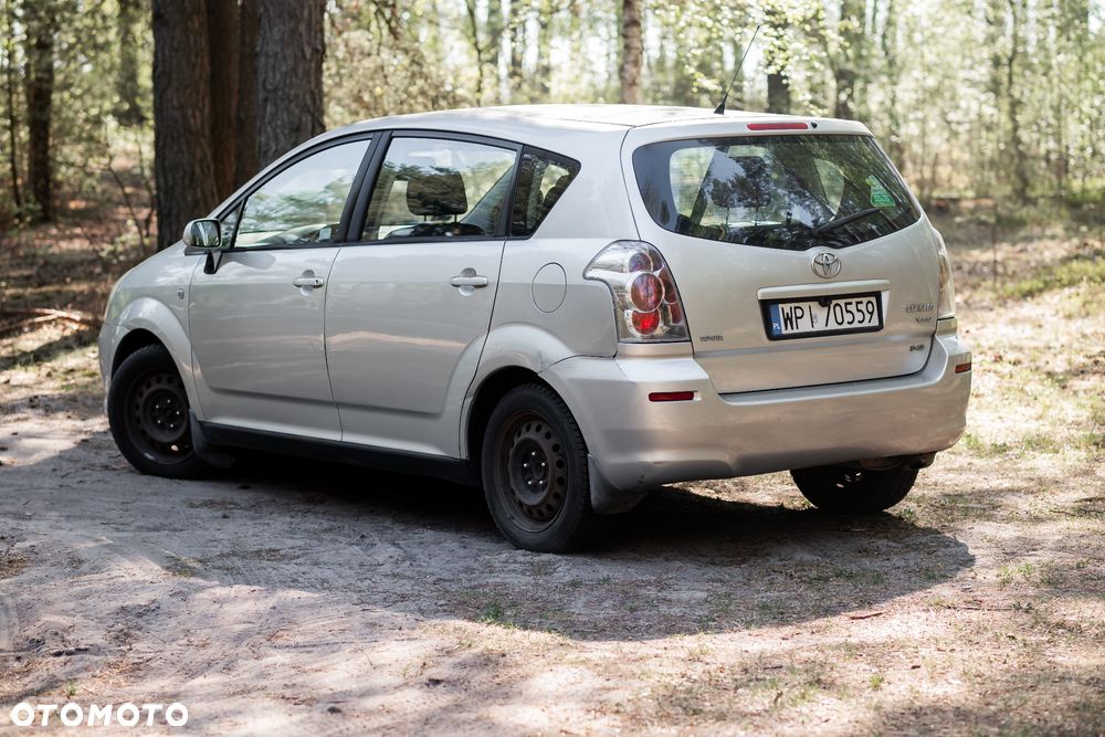 Toyota Corolla Verso 2.2 D-4D Sol + - 3