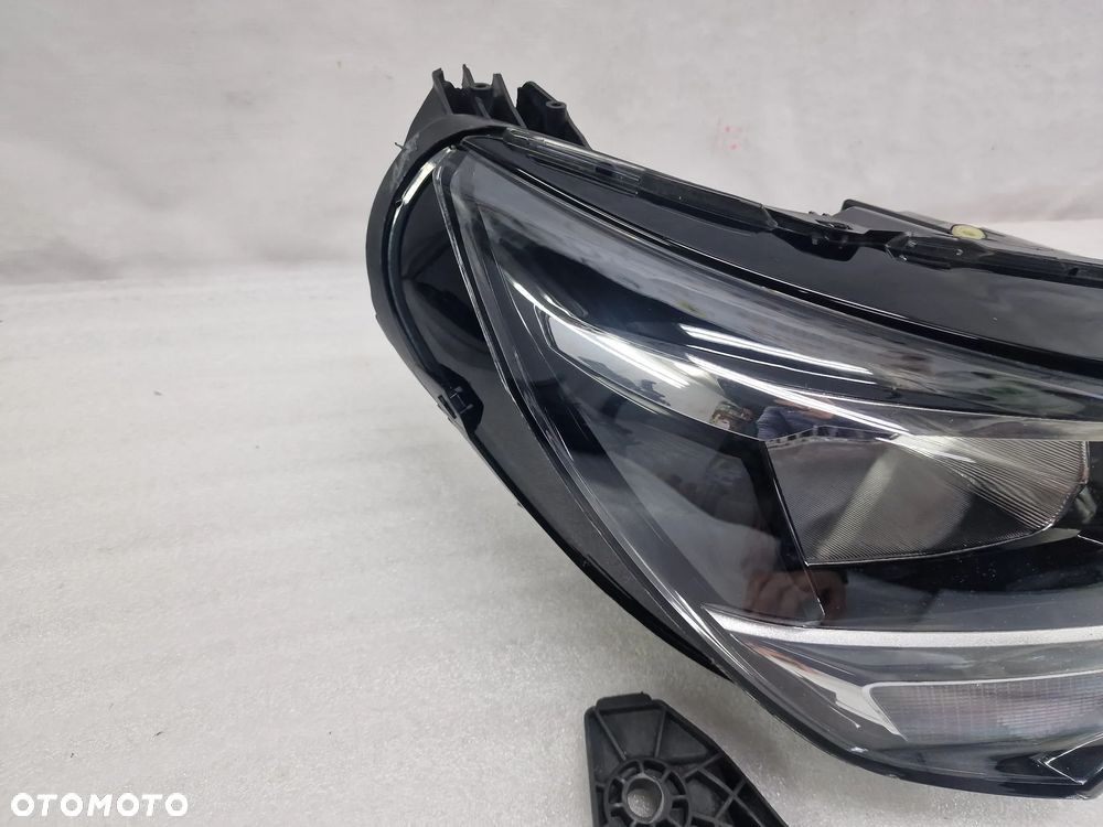 OPEL CORSA F 19- PRAWA ZWYKŁA LAMPA PRZEDNIA PRZÓD , NR 39162949 , NR AUKCJI LA758 - 8