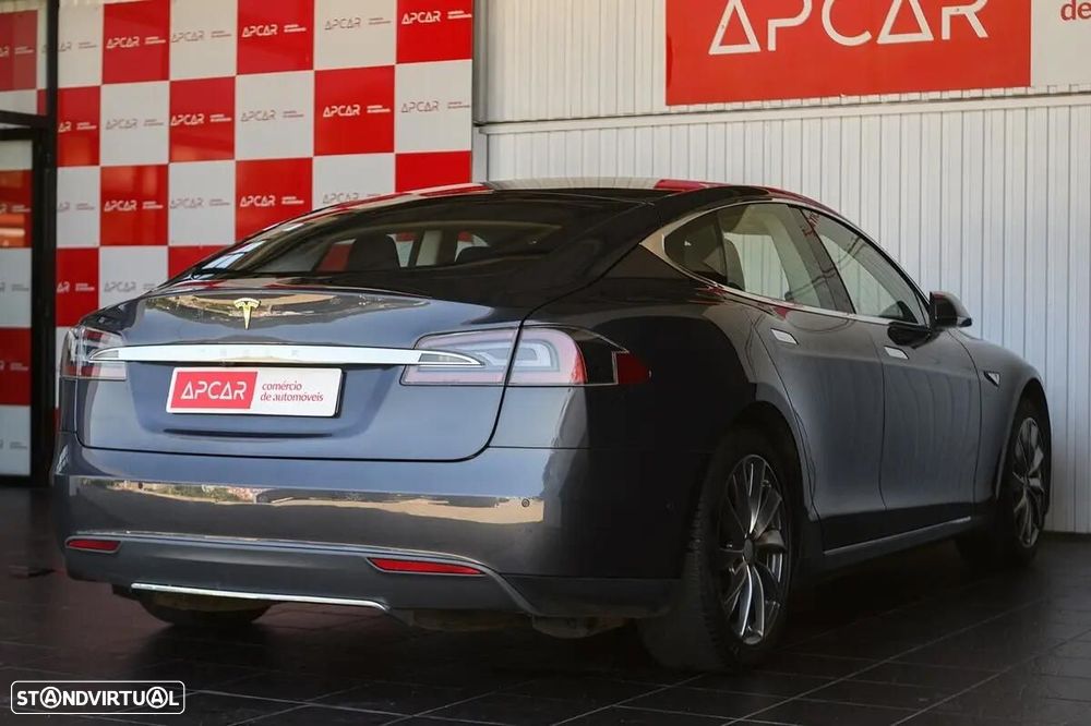 Tesla Model S - 4