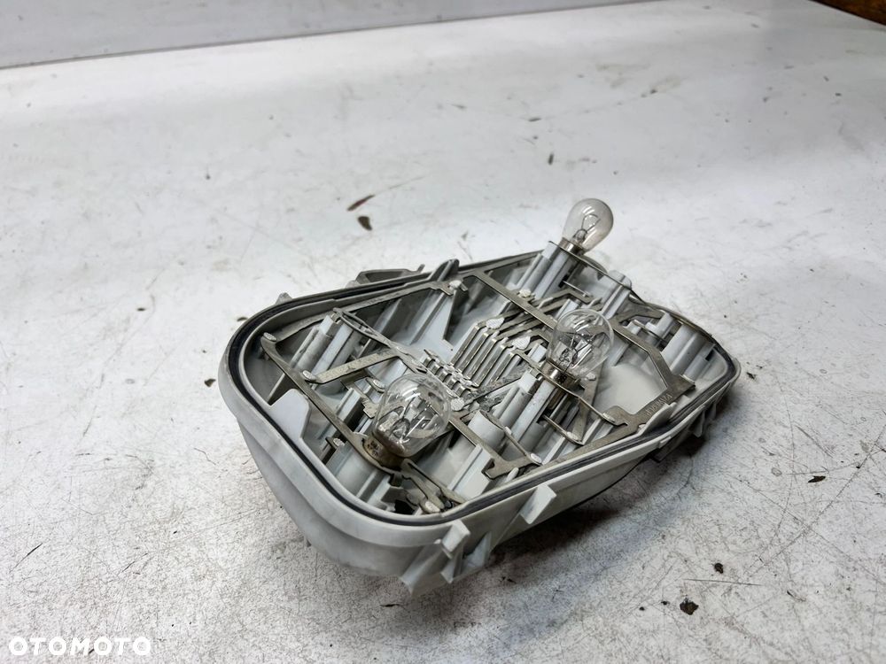 WKŁAD LAMPY W BŁOTNIK PRAWY TYŁ AUDI A6 C6 SEDAN ZWYKŁY NA ŻARÓWKI 4F5 *3* - 4