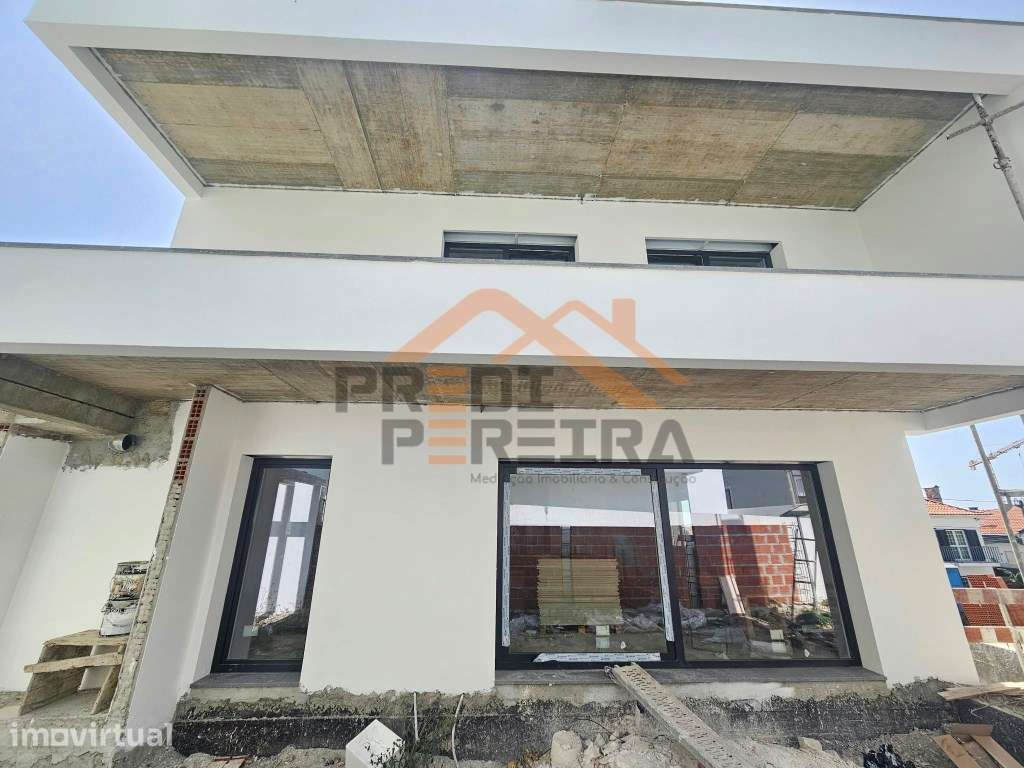 Moradia T4 em fase de construção, situada no Bairro Casal São Sebas... - Grande imagem: 2/28