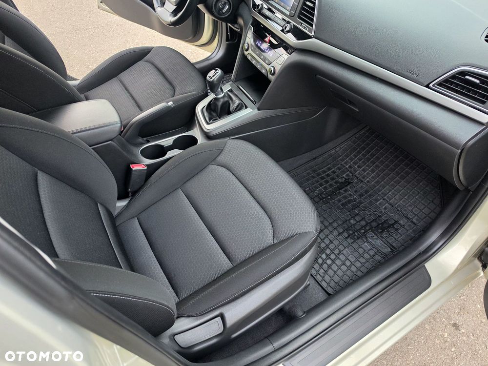 Hyundai Elantra 1.6 Comfort - 18