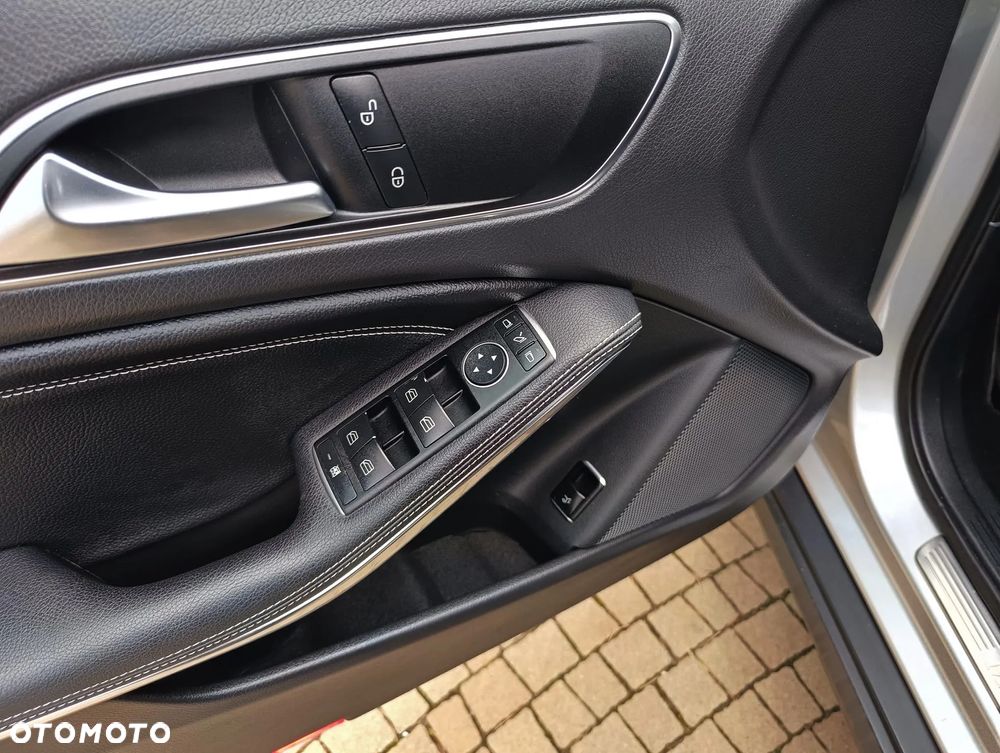 Mercedes-Benz GLA 180 Urban - 29