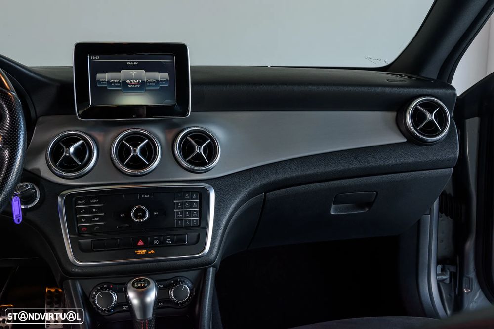 Mercedes-Benz CLA 200 d Shooting Brake AMG Line - 11