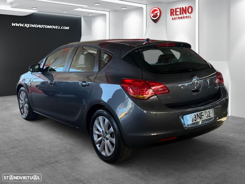 Opel Astra 2012 photo 4