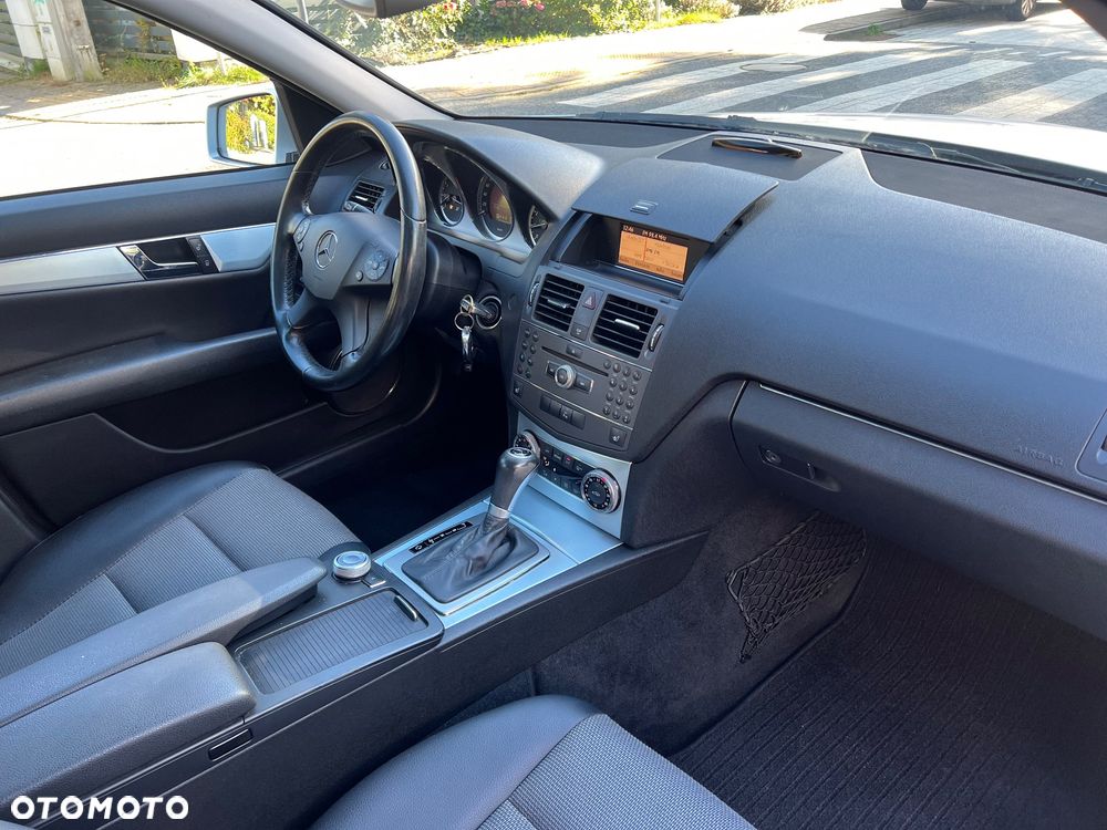 Mercedes-Benz Klasa C 180 T Kompressor Automatik BlueEFFICIENCY Elegance - 28