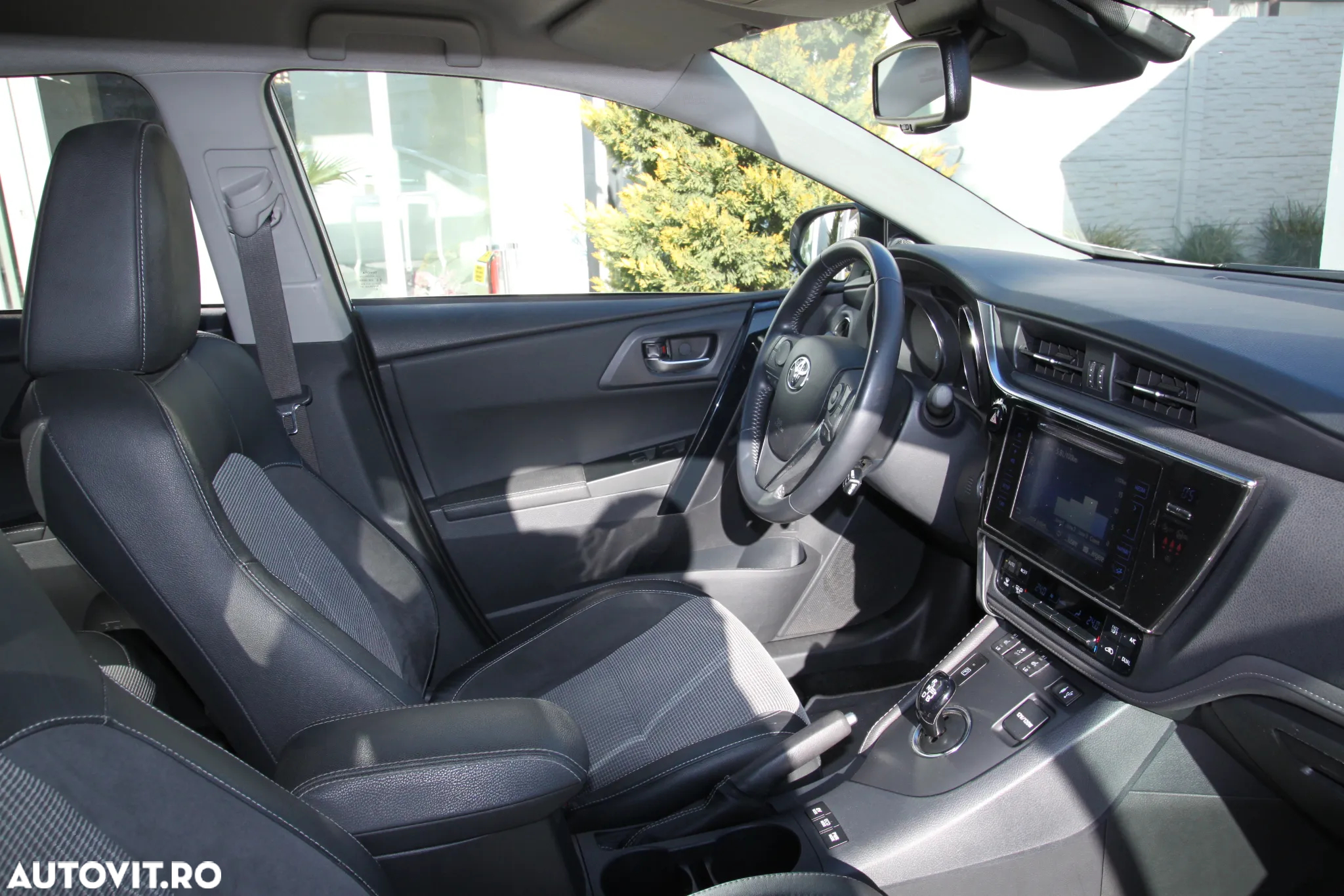 Toyota Auris 1.8 L VVT-i HSD Sol + - 37