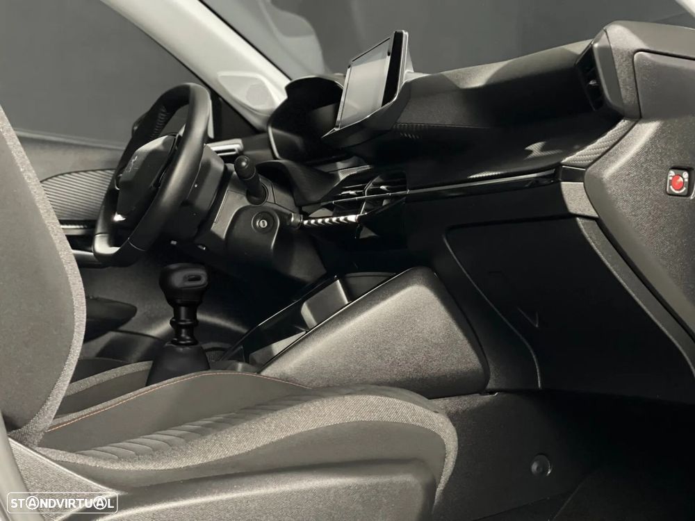 Peugeot 208 - 5