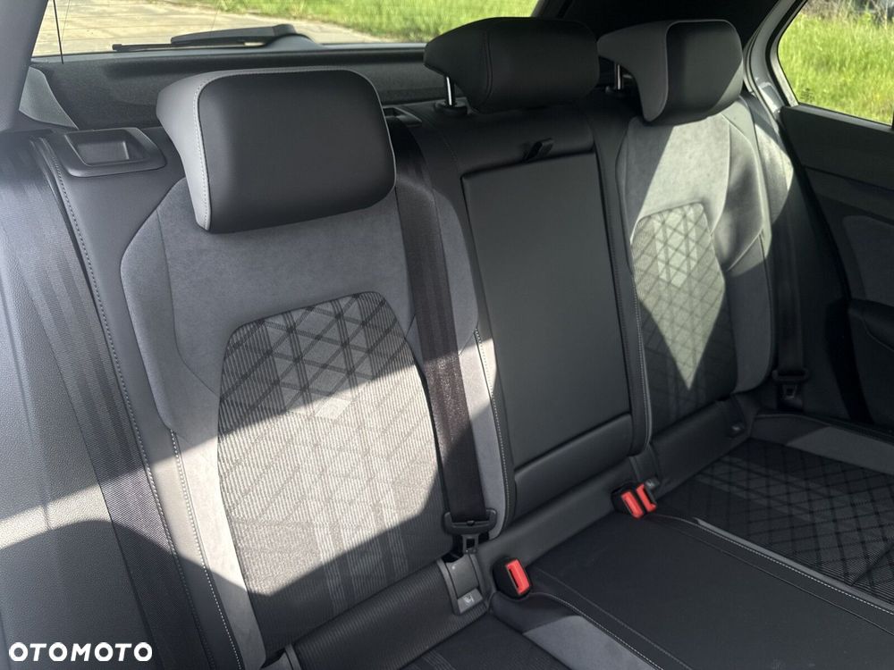 Volkswagen Golf 1.5 eTSI mHEV R-Line DSG - 32