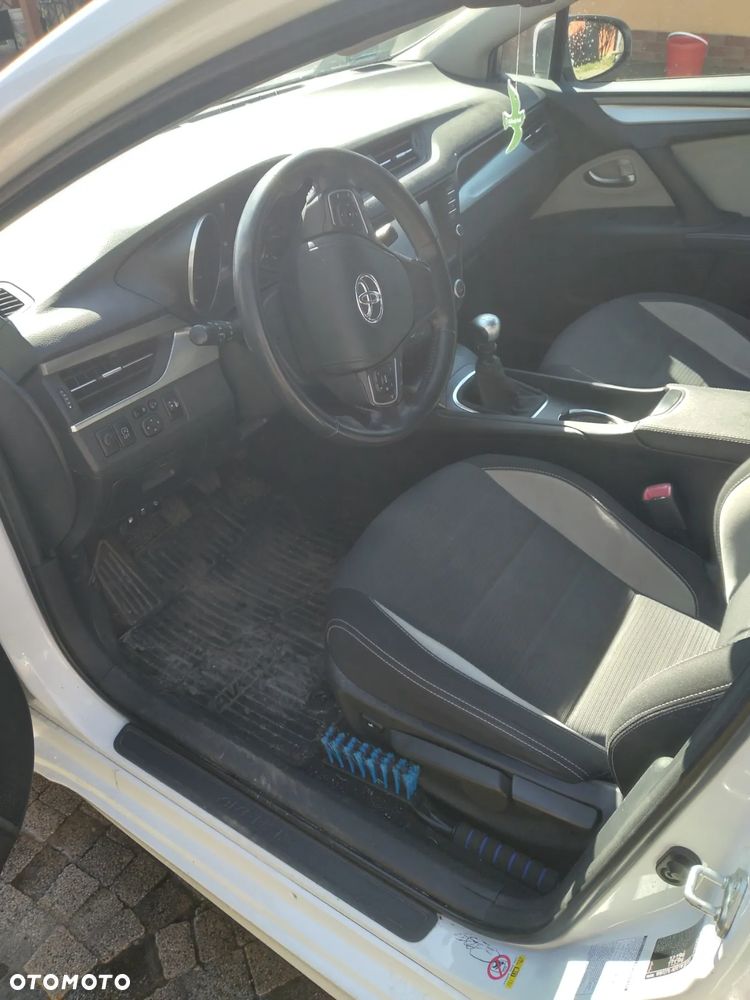Toyota Avensis 2.0 D-4D Premium - 8