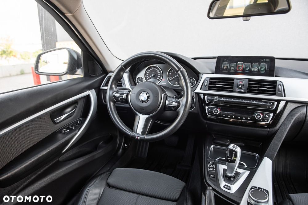 BMW Seria 3 330e iPerformance M Sport - 16