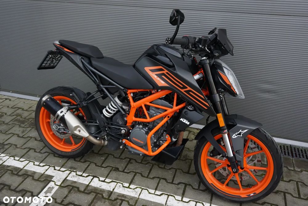 KTM DUKE 125 reflektor lampa czasza owiewka wypełnienie licznik błotnik kierownica lusterko manetka felga tarcza zacisk pompa zawieszenie silnik moduł regulator zbiornik siedzenie set podnóżek stelaż stopka chłodnica tłumik - 1