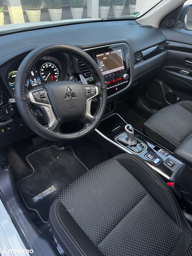 Mitsubishi Outlander PHEV 2.4 L 4X4 Intense - 10