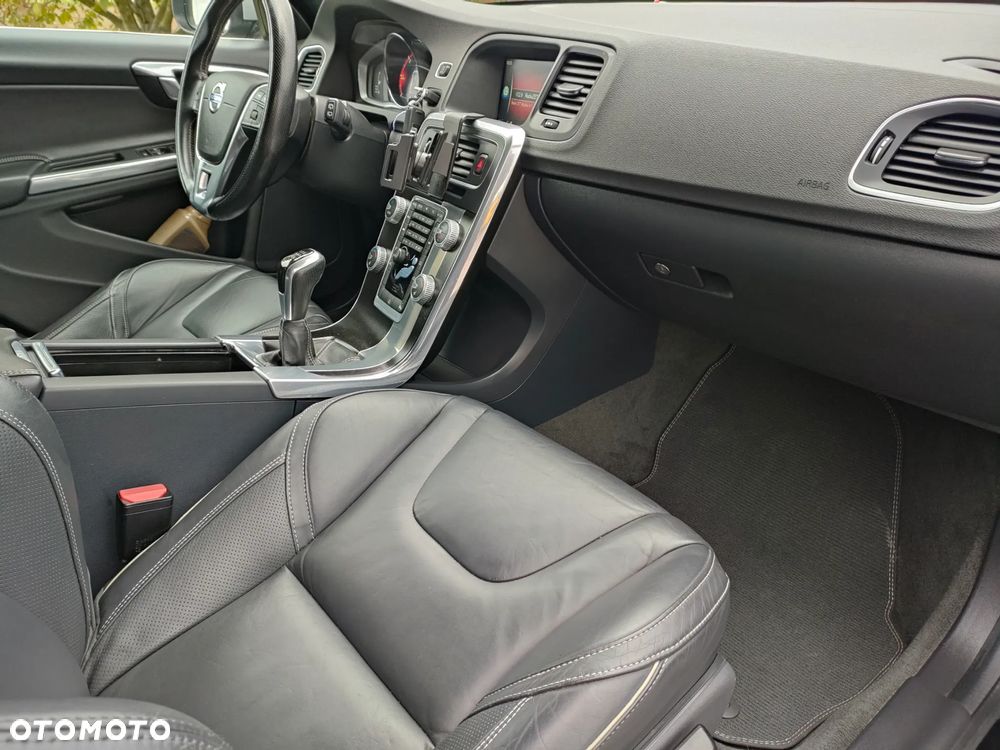 Volvo V60 D3 R-Design - 17