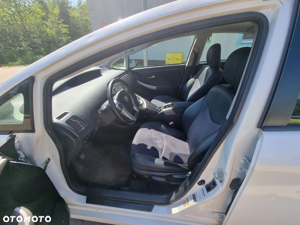Toyota Prius (Hybrid) Executive - 14