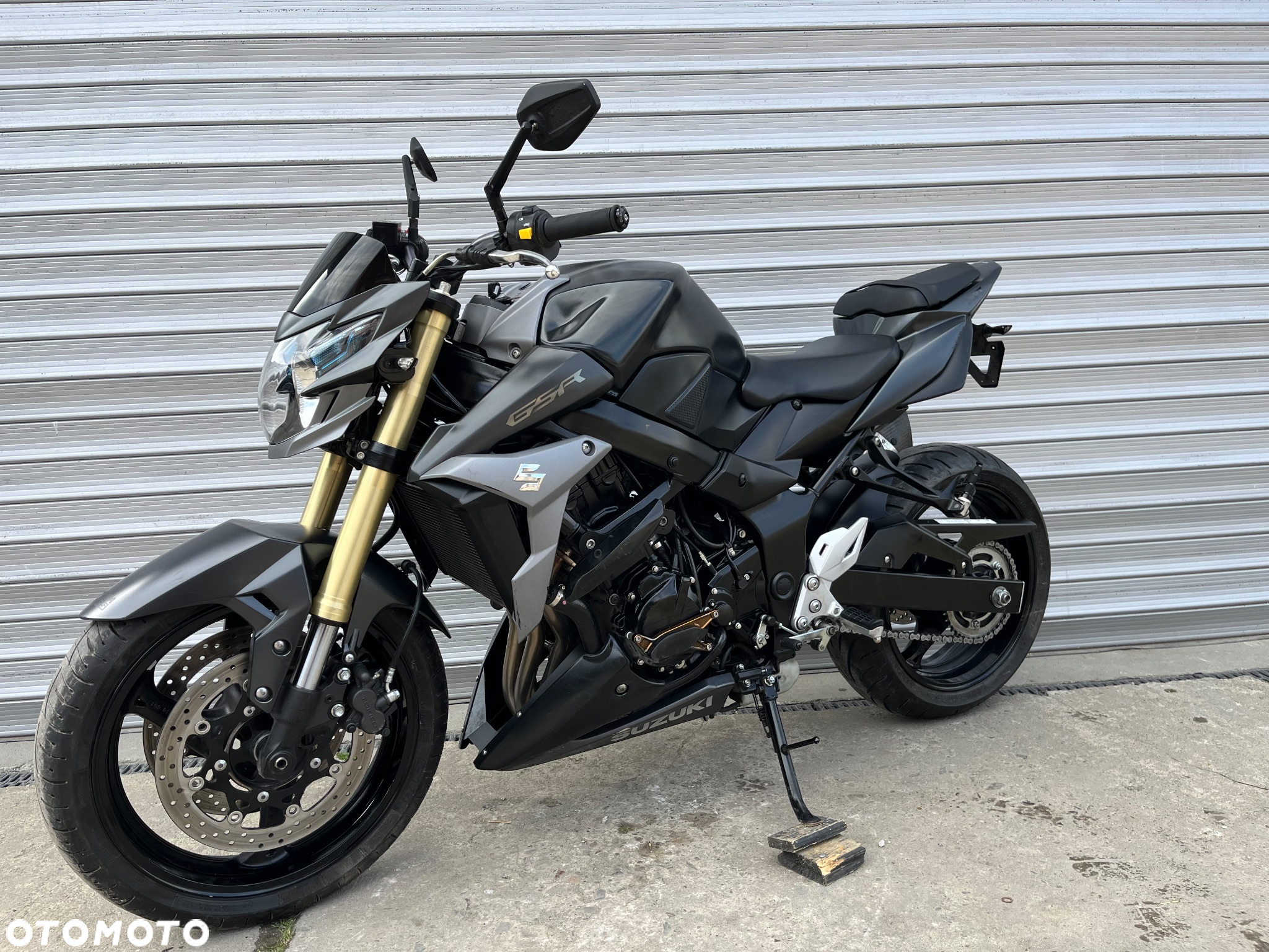Suzuki GSR - 25