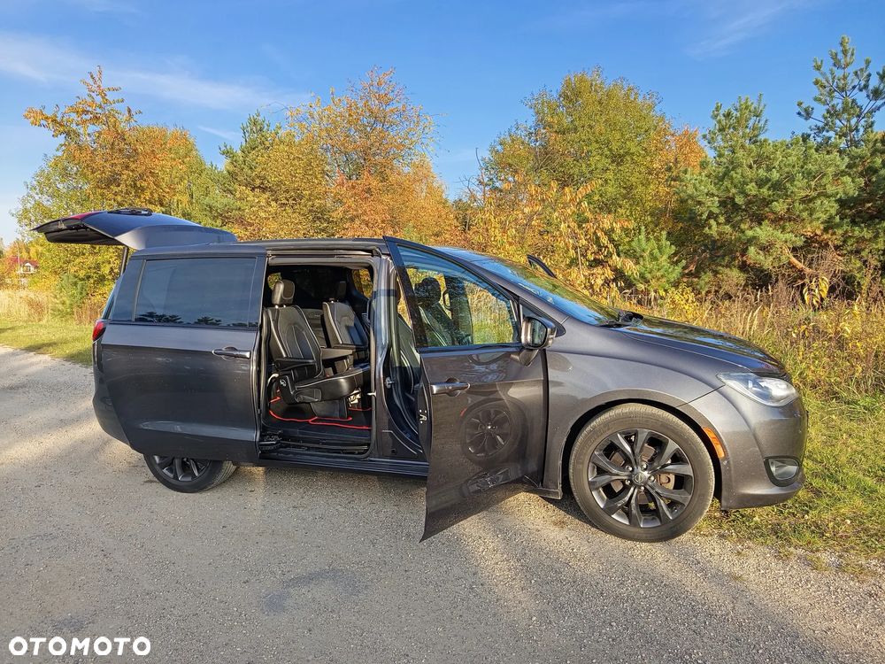 Chrysler Pacifica - 1