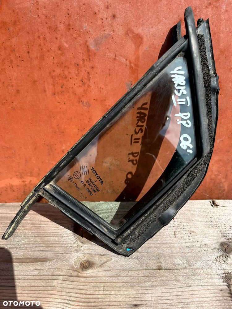 TOYOTA YARIS II SZYBA PRAWY PRZÓD PRAWA PRZEDNIA MAŁA 2006