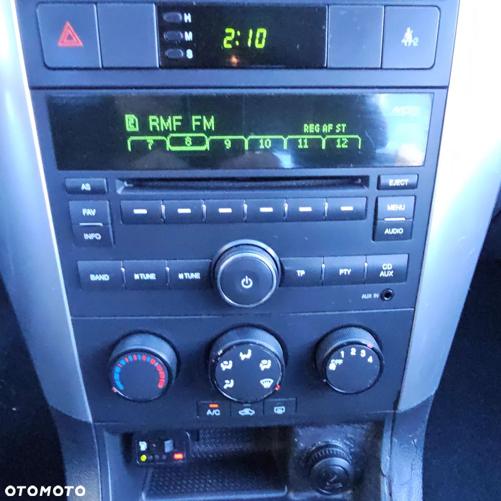 Chevrolet Captiva 2.4 LS 5os - 25