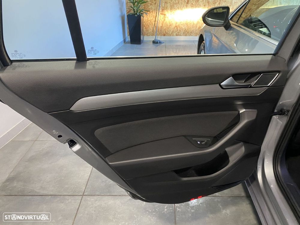 VW Passat Variant - 43