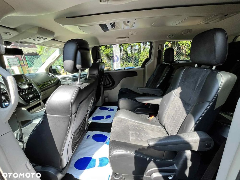 Chrysler Town & Country 3.6 Limited - 17