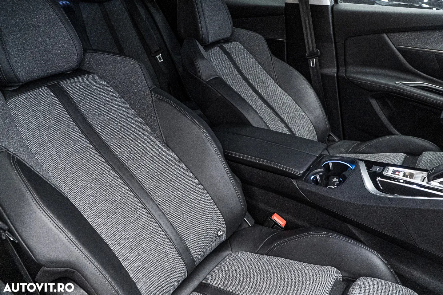 Peugeot 3008 1.2 PureTech Turbo S&S EAT8 Allure - 38
