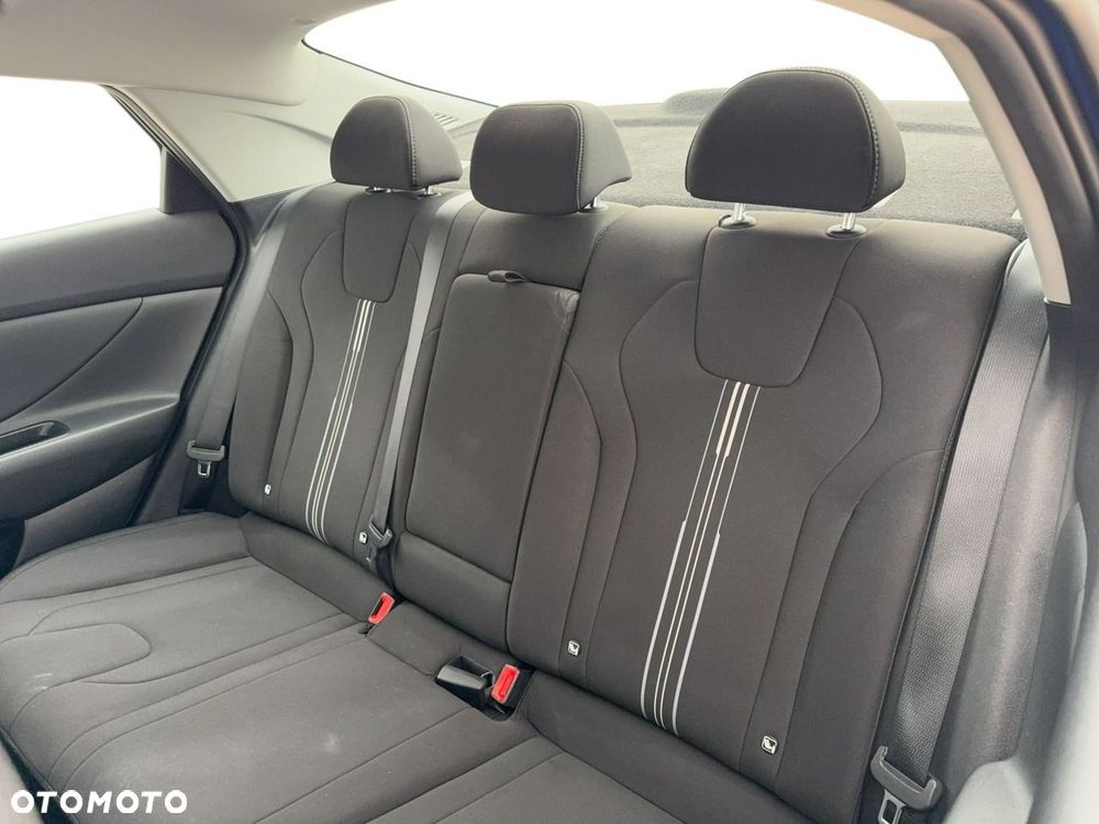 Hyundai Elantra - 12