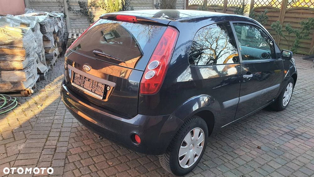 Ford Fiesta 1.3 Ambiente - 2