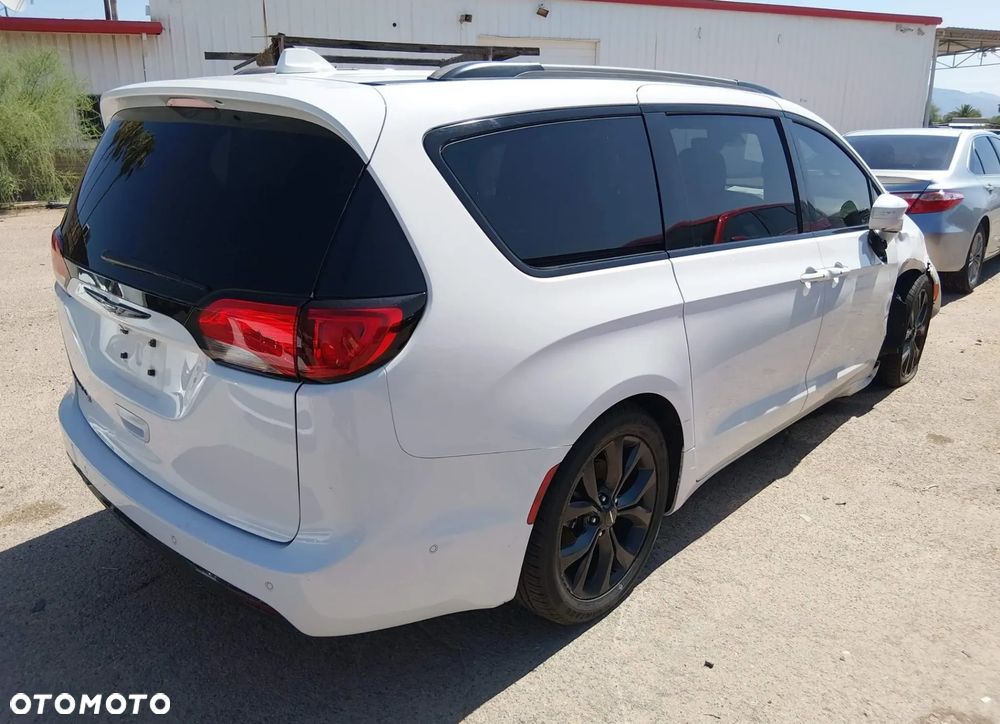 Chrysler Pacifica - 5